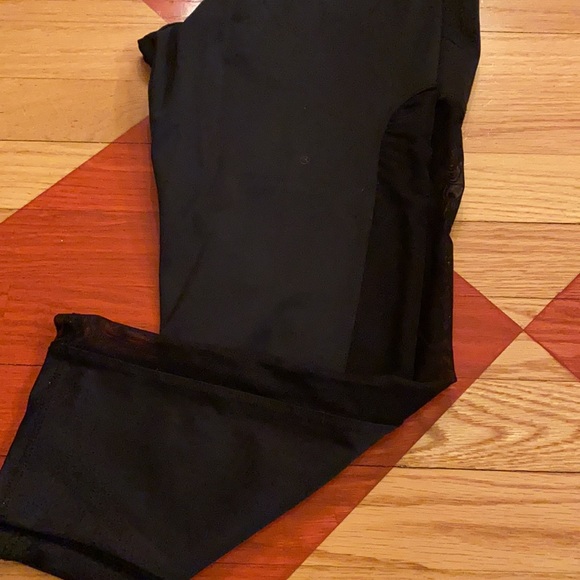 Onzie black mesh Capri leggings - Picture 2 of 2